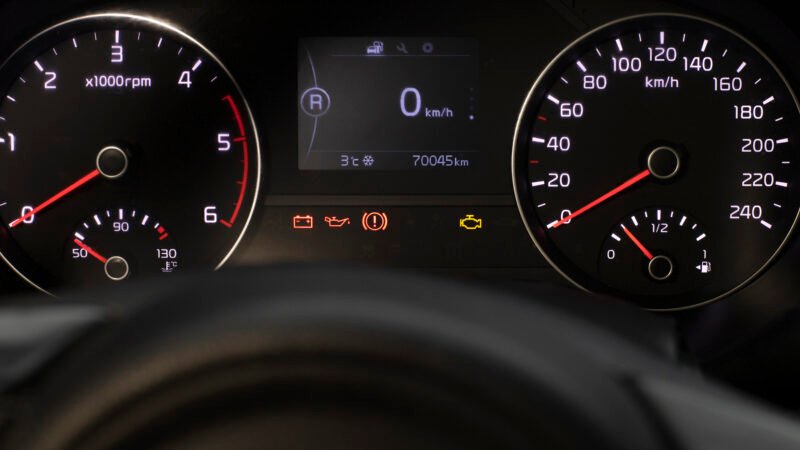 Luz da bateria acesa no painel: o que significa e quando parar o carro