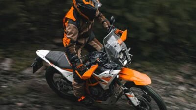 KTM 390 Adventure X começa a ser montada em Manaus com 45 cv e lidera potência entre três trails médias
