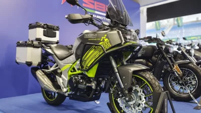 PCX 160 oferece 10,3 litros a mais sob o banco que Elite 125 e quase dobra potência