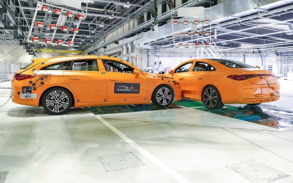 Mercedes realiza teste de colisão lateral entre dois CLA a 56 km/h