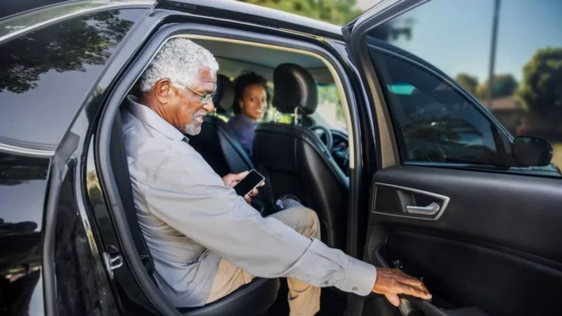 Uber lança Preferências de Partida para facilitar embarque de idosos e pessoas com deficiência