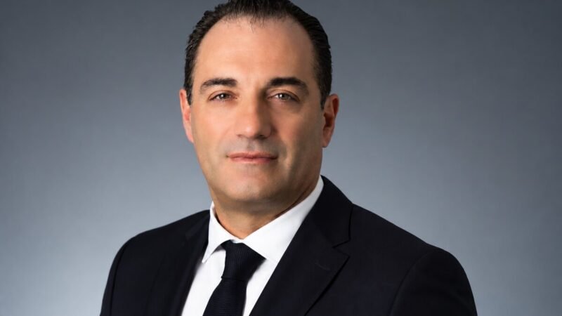Stellantis mantém metas e prevê voltar ao caixa positivo em 2027, mesmo com ações na mínima histórica