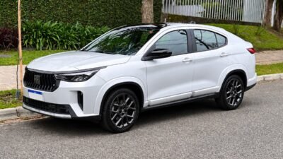 Com 600 litros de porta-malas e motor turbo, Fiat Fastback híbrido cai para R$ 142.990 e fica R$ 5 mil abaixo do Jeep Avenger Limited