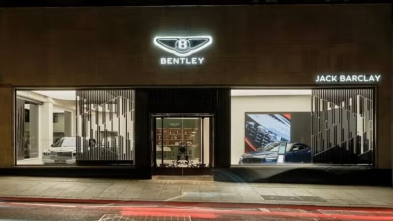 Bentley vai trocar balcões de atendimento por bares em suas concessionárias