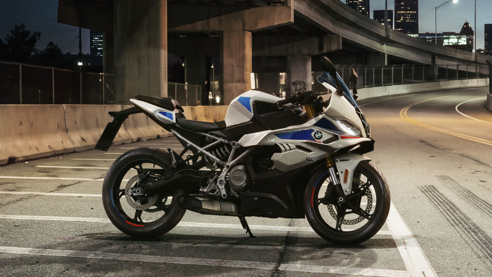 BMW F 450 RR estreia com visual esportivo e herda o DNA da S 1000