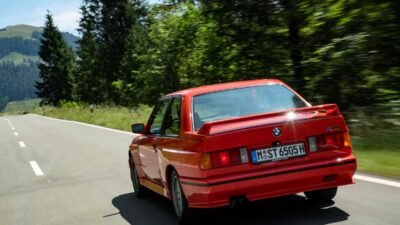 BMW M3 completa 40 anos como o modelo mais vendido da divisão M; próximo será elétrico