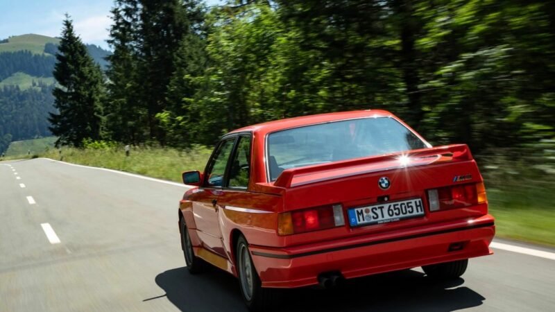BMW M3 completa 40 anos como o modelo mais vendido da divisão M; próximo será elétrico
