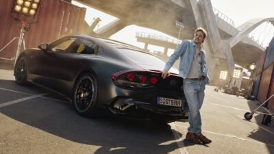 Brad Pitt estrela campanha do novo Mercedes-AMG GT 4-Door Coupé elétrico de 1.169 cv