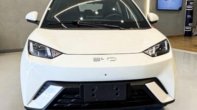 BYD Dolphin Mini acelera e pode ser o primeiro elétrico a liderar o ranking mensal de outubro; Hyundai HB20 segue à frente
