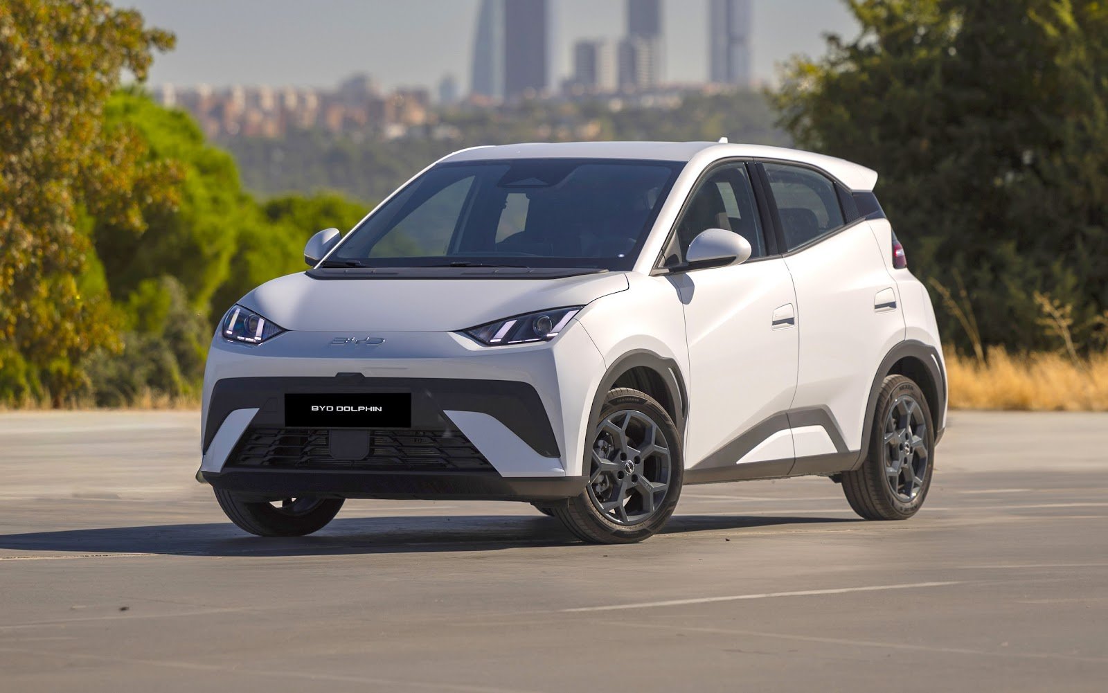 BYD Dolphin Mini ganha versão de 5 lugares e tela de 12,8 polegadas na Europa