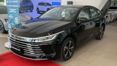 BYD King vende quase seis vezes mais que o Corolla em outubro e se aproxima da liderança entre sedãs médios
