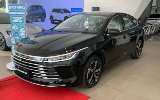 BYD King vende quase seis vezes mais que o Corolla em outubro e se aproxima da liderança entre sedãs médios