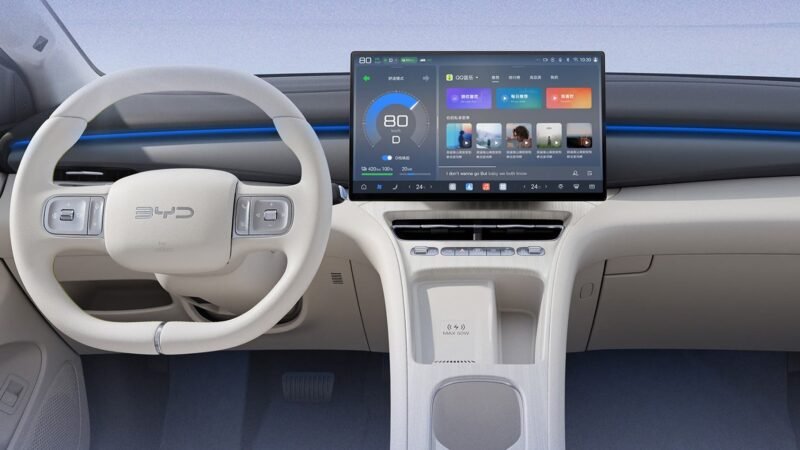Novo BYD Dolphin Mini tem banco com massagem e porta-malas sob o capô