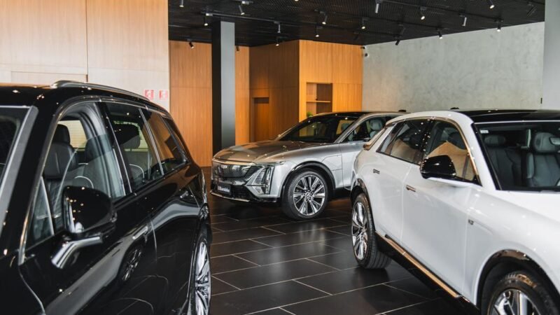 Cadillac abre showroom temporário em São Paulo e inicia venda dos SUVs elétricos Lyriq e Vistiq