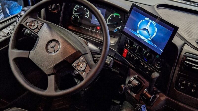 Caminhões Mercedes-Benz ganham central multimídia com rota inteligente que evita restrições de rodagem
