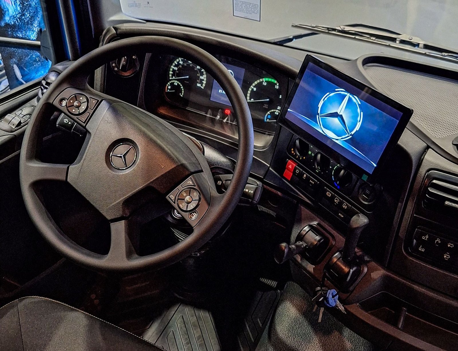 Caminhões Mercedes-Benz ganham central multimídia com rota inteligente que evita restrições de rodagem