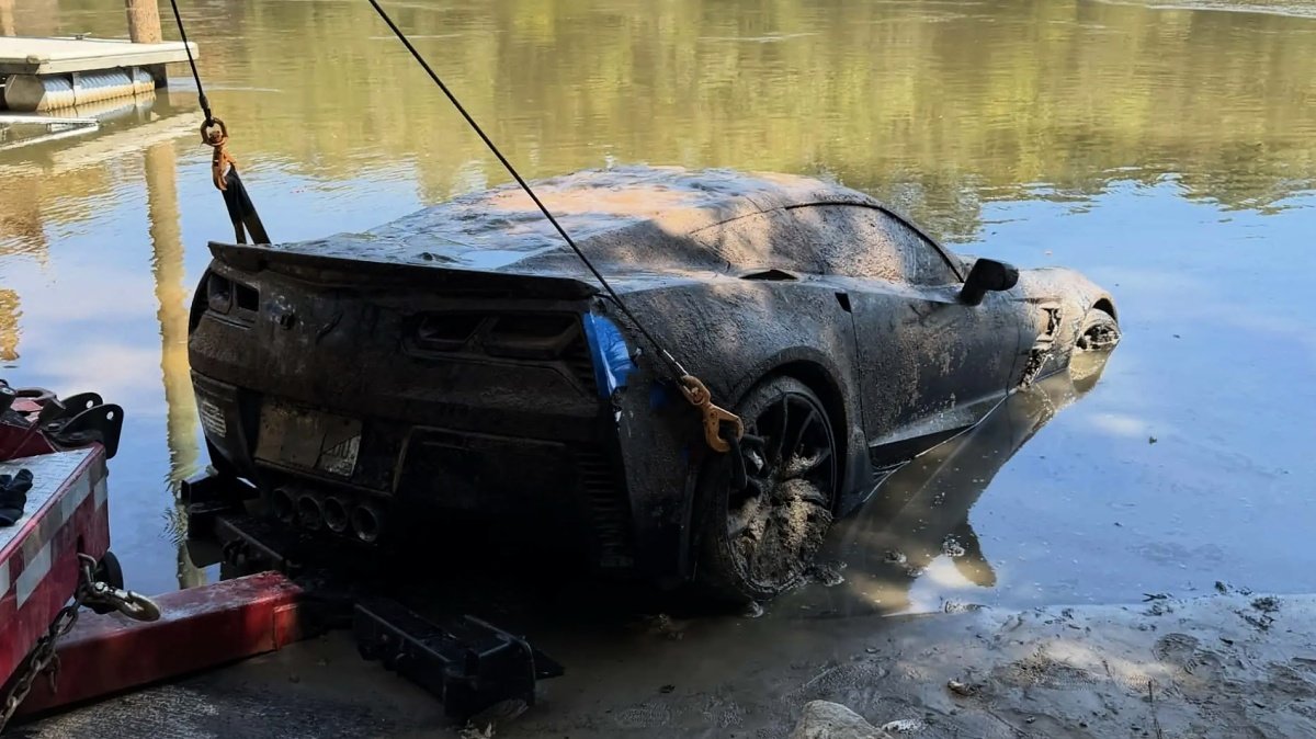 Mergulhador encontra Corvette Grand Sport roubado no fundo de um rio; adesivo de Instagram no para-brisa revelou a origem