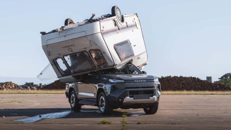 Toyota joga trailer de 760 kg sobre a nova Hilux elétrica e testa se ela continua indestrutível
