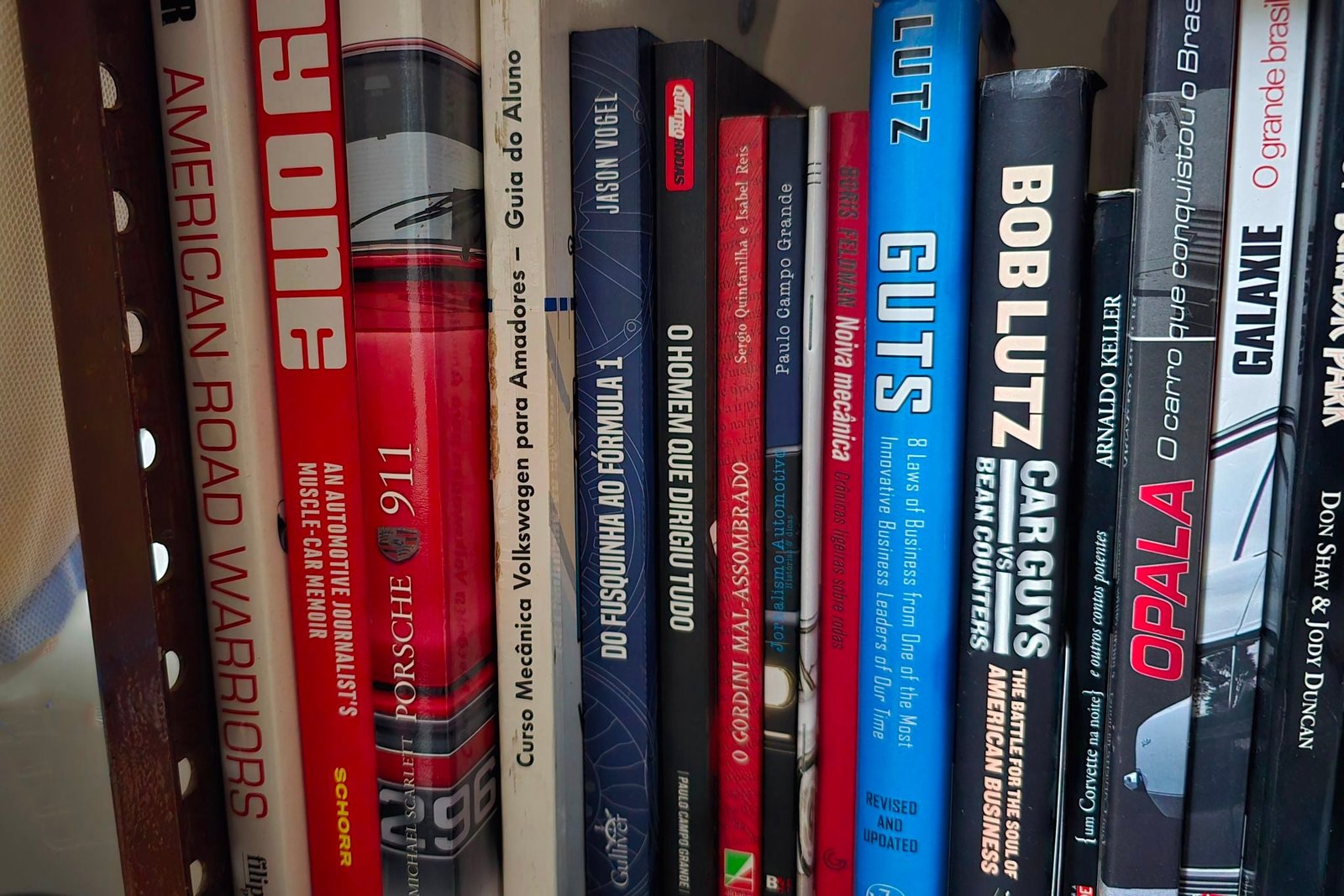 5 livros essenciais para fãs de carros: biografias, mecânica e bastidores da indústria