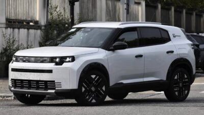 Novo SUV da Fiat aparece sem camuflagem e revela carroceria de linhas retas; espaço na traseira reforça a possibilidade de sete lugares