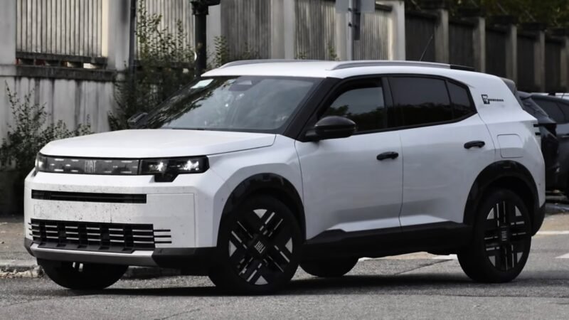 Novo SUV da Fiat aparece sem camuflagem e revela carroceria de linhas retas; espaço na traseira reforça a possibilidade de sete lugares