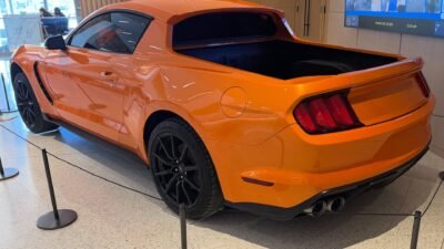 Ford Mustang picape é revelado após anos guardado em esconderijo da marca