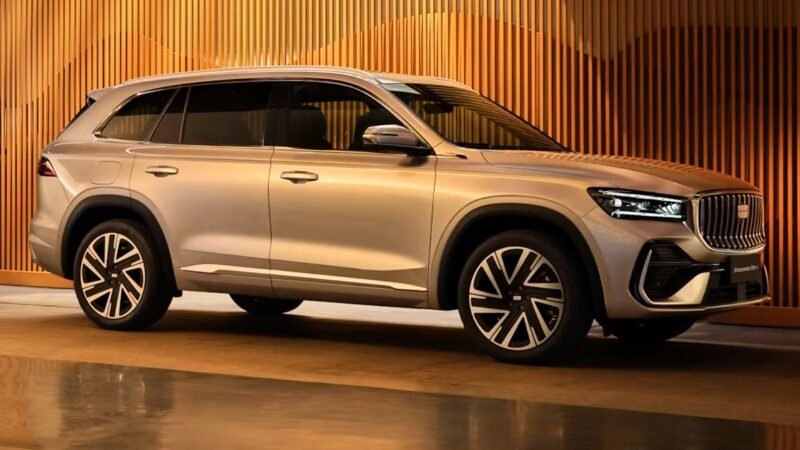 SUV que deu origem ao Renault Koleos brasileiro ganha versão híbrida plug-in da Geely com tração integral
