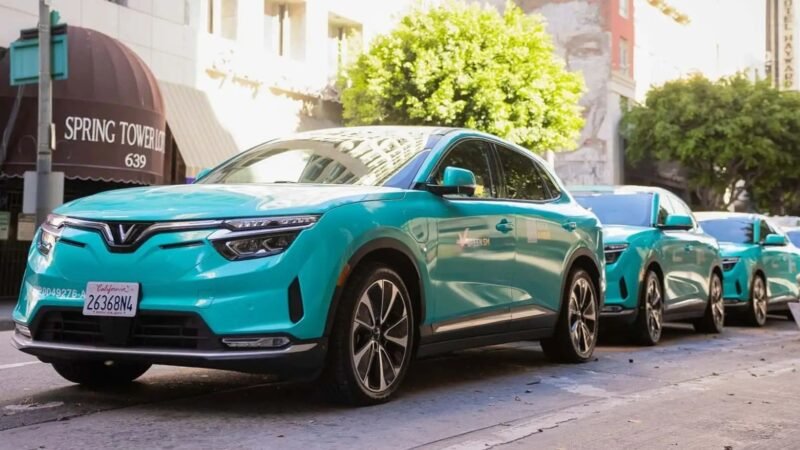 Marca vietnamita que fracassou nos EUA desova 500 carros elétricos como táxis em Los Angeles