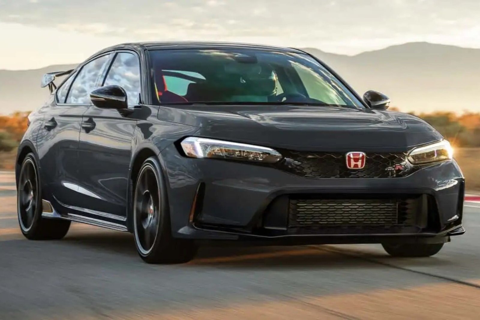 Civic Type R 2027 chega aos EUA com bancos aquecidos e preço de US$ 49.990