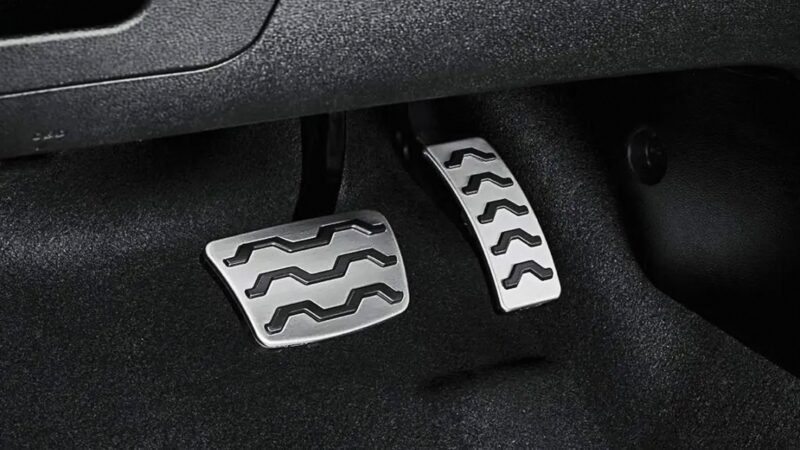 Atraso ao acelerar não é defeito: entenda por que os carros novos fazem isso