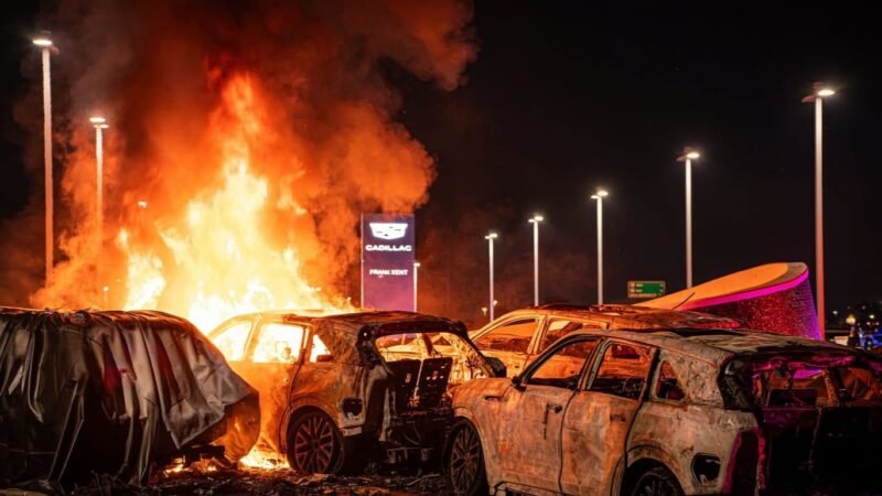 Incêndio destrói seis Cadillac Escalade IQ em concessionária no Texas; bombeiros levam quase 18 horas para encerrar a ocorrência