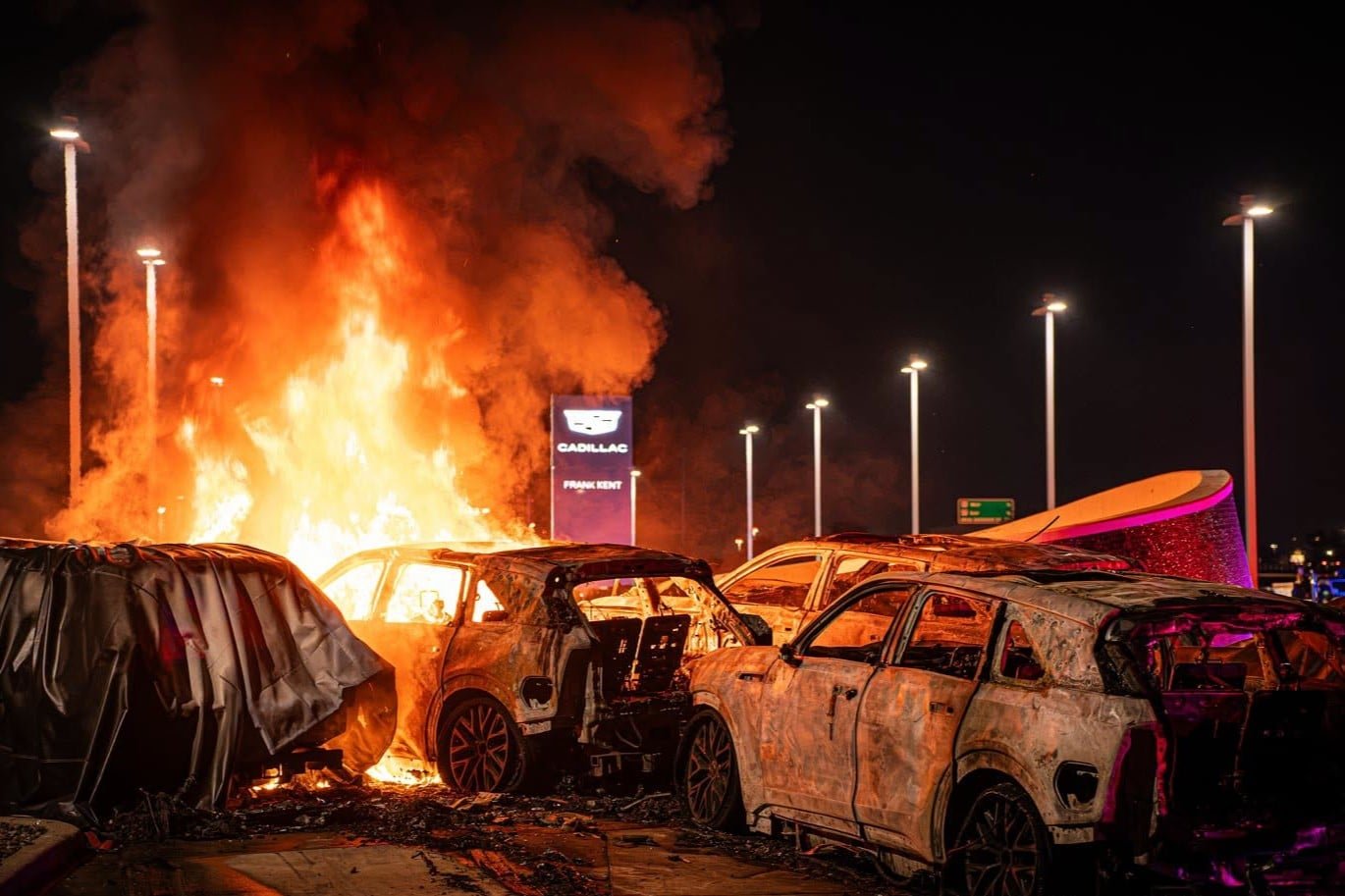 Incêndio destrói seis Cadillac Escalade IQ em concessionária no Texas; bombeiros levam quase 18 horas para encerrar a ocorrência