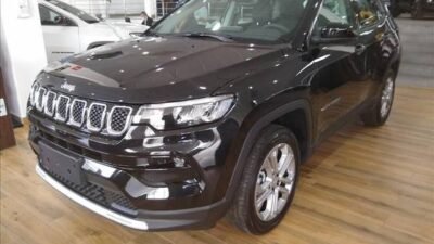 Jeep Compass tem descontos de até R$ 30,1 mil e é vendido a preço de Fastback híbrido
