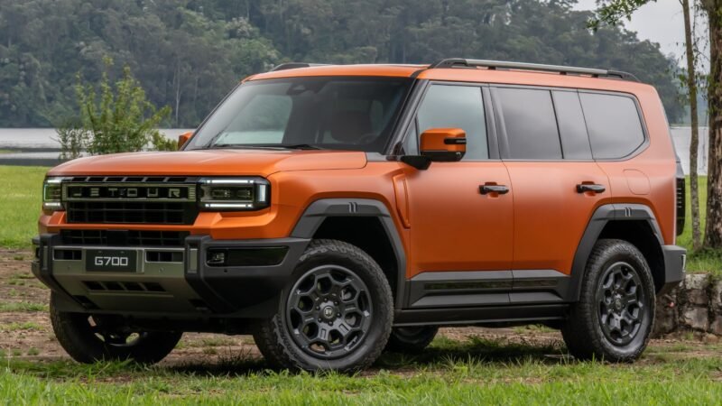 Jetour G700 chega ao Brasil com 905 cv, vai de 0 a 100 km/h em 4,8 s e custa até R$ 499.990
