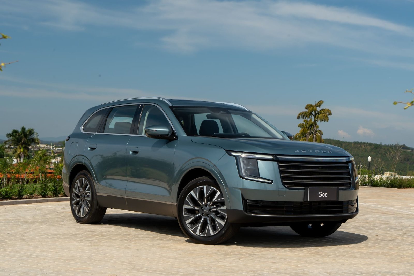 Jetour S08 é o primeiro SUV de 7 lugares da marca, é híbrido plug-in e tem até geladeira