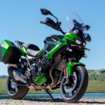 Kawasaki Versys 900 2027 é “big”, mas não é trail: crossover de 122 cv estreia radar na família