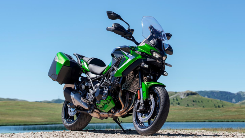 Kawasaki Versys 900 2027 é “big”, mas não é trail: crossover de 122 cv estreia radar na família