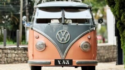 Kombi 1962 “Anastácia”, em salmão e Cinza Nardo com 1.400 cristais Swarovski, é vendida por R$ 215 mil