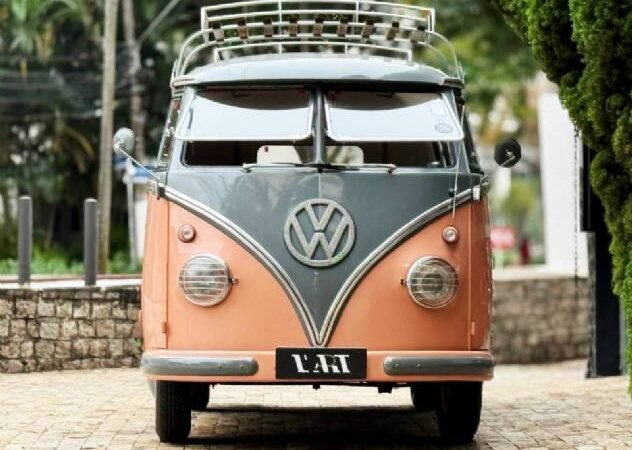 Kombi 1962 “Anastácia”, em salmão e Cinza Nardo com 1.400 cristais Swarovski, é vendida por R$ 215 mil