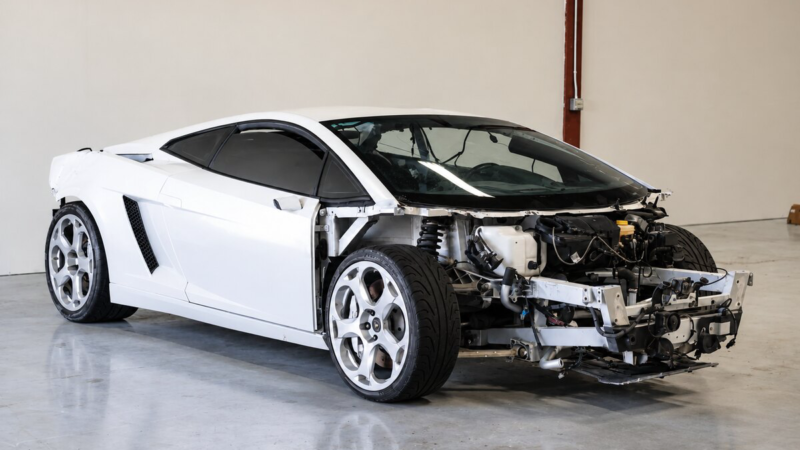 Gallardo 2007 com apenas 2.900 milhas aparece incompleto em leilão e exige restauração até do motor V10