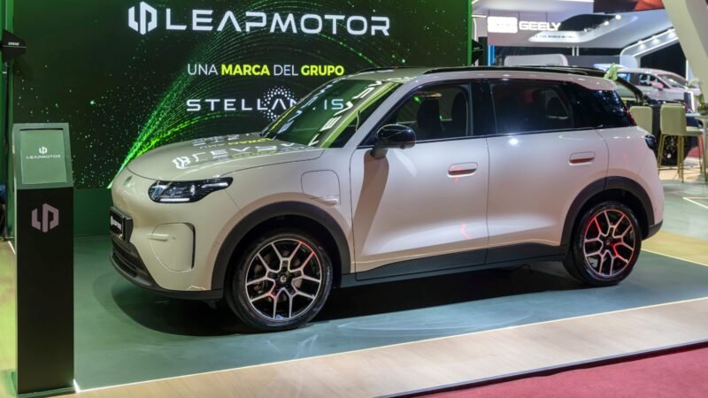 Leapmotor B03X, rival do BYD Dolphin, é apresentado na Argentina com lançamento previsto para 2027