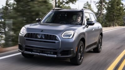 MINI Countryman Untamed traz pneus Pirelli todo-terreno e proteções na carroceria; teto suporta até 300 kg quando o SUV está parado
