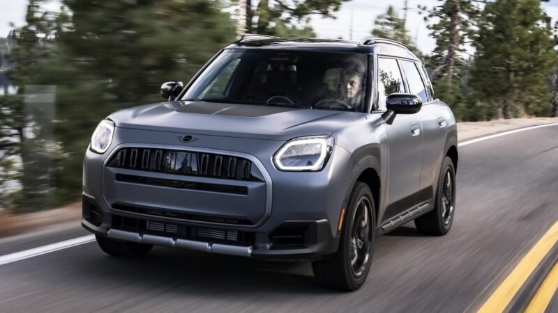MINI Countryman Untamed traz pneus Pirelli todo-terreno e proteções na carroceria; teto suporta até 300 kg quando o SUV está parado
