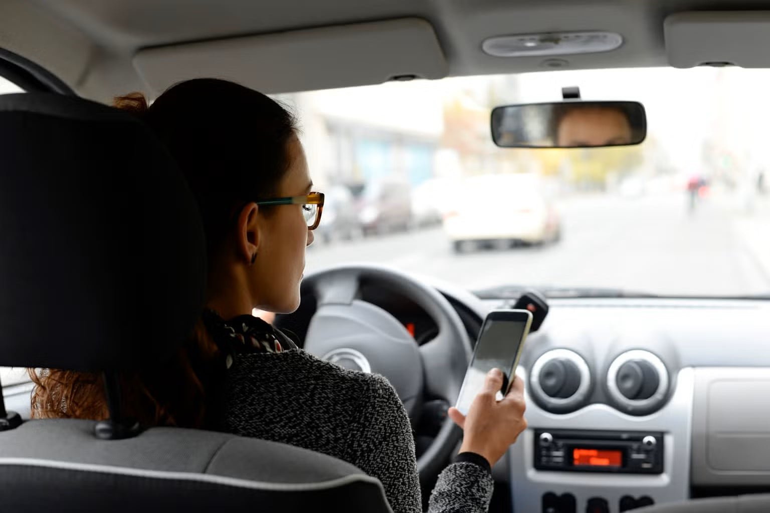 Lei no Espírito Santo transforma “mulher no volante, perigo constante” em “segurança constante” contra o preconceito no trânsito