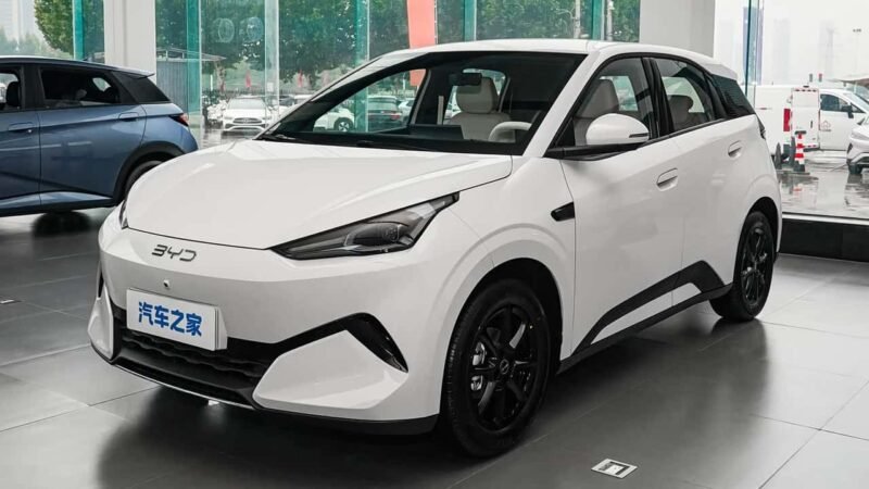 BYD Dolphin Mini de nova geração terá recarga de 10% a 97% em cerca de nove minutos e chega ao Brasil por volta de 2028