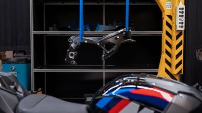 BMW M 1000 RR ganha chassi M Motorsport de terceira geração, derivado das pistas
