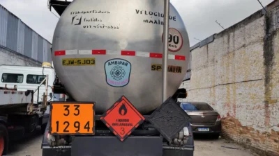 ‘RG da carga’: a placa laranja nos caminhões pode salvar vidas, mas só se estiver correta
