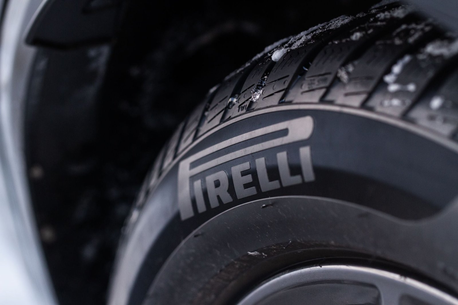 Pneu com Bluetooth da Pirelli reduz distância de frenagem no molhado em 5,7 metros