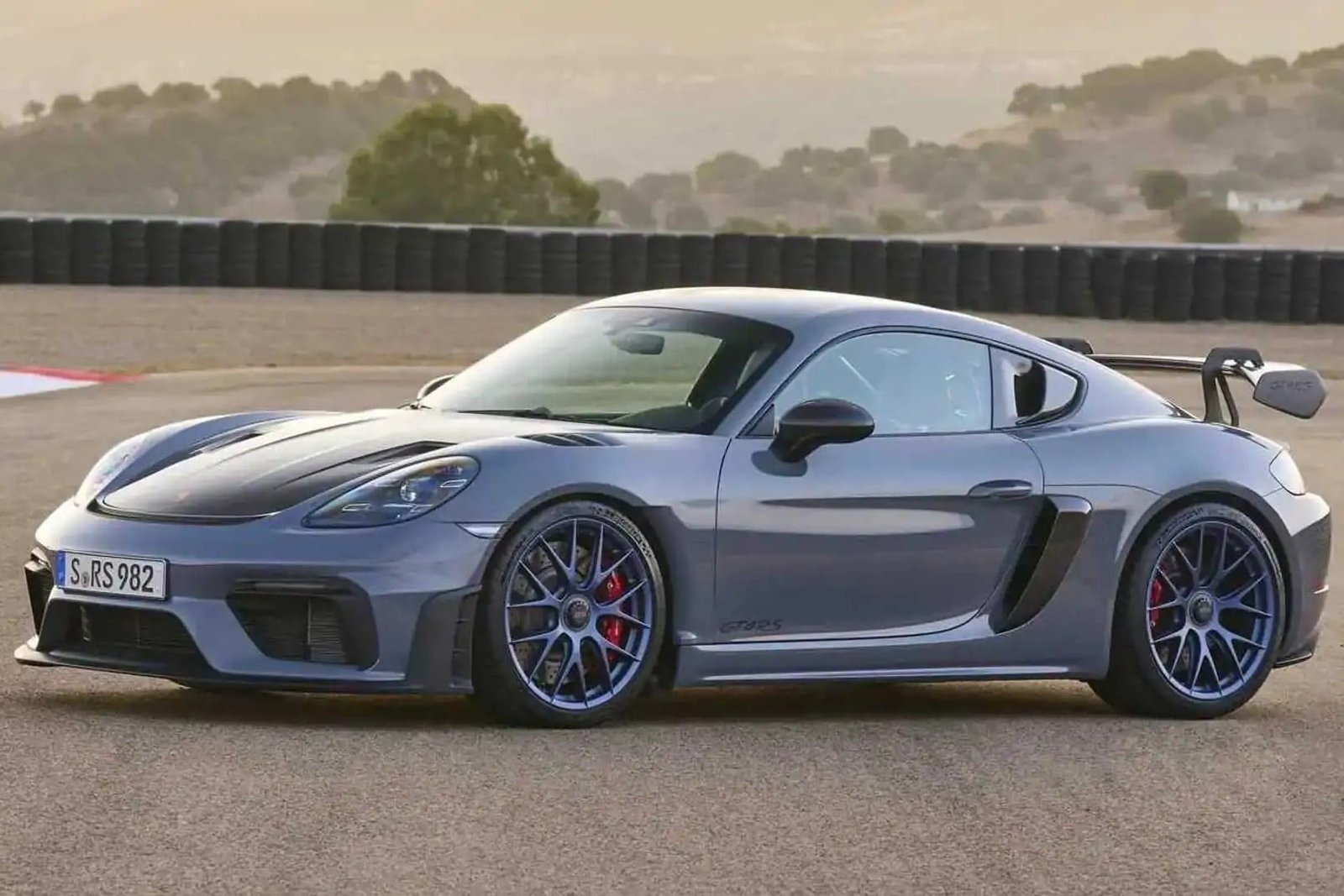 Porsche manda donos de 911 e 718 parar de dirigir por risco de roda se soltar
