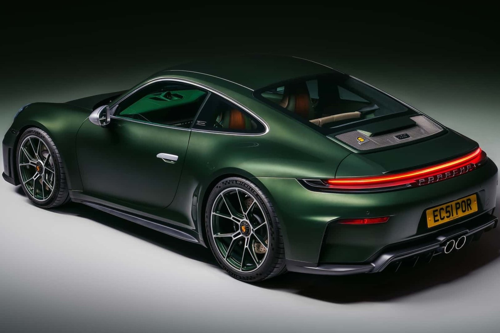 Porsche 911 GT3 Touring Earls Court 51 Edition terá só 51 unidades, com banco traseiro, madeira e veludo cotelê